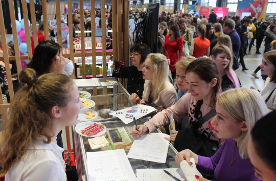 코트라가 지난 19~20일 러시아 상트페테르부르크에서 현지 소비자를 대상으로 개최한 K뷰티·K푸드 전시 판촉 상담회를 개최했다. '코리아 페스티벌'(Korea Festival) 행사에서 러시아 관람객들이 한국 식료 제품을 체험하고 있다.  코트라 제공